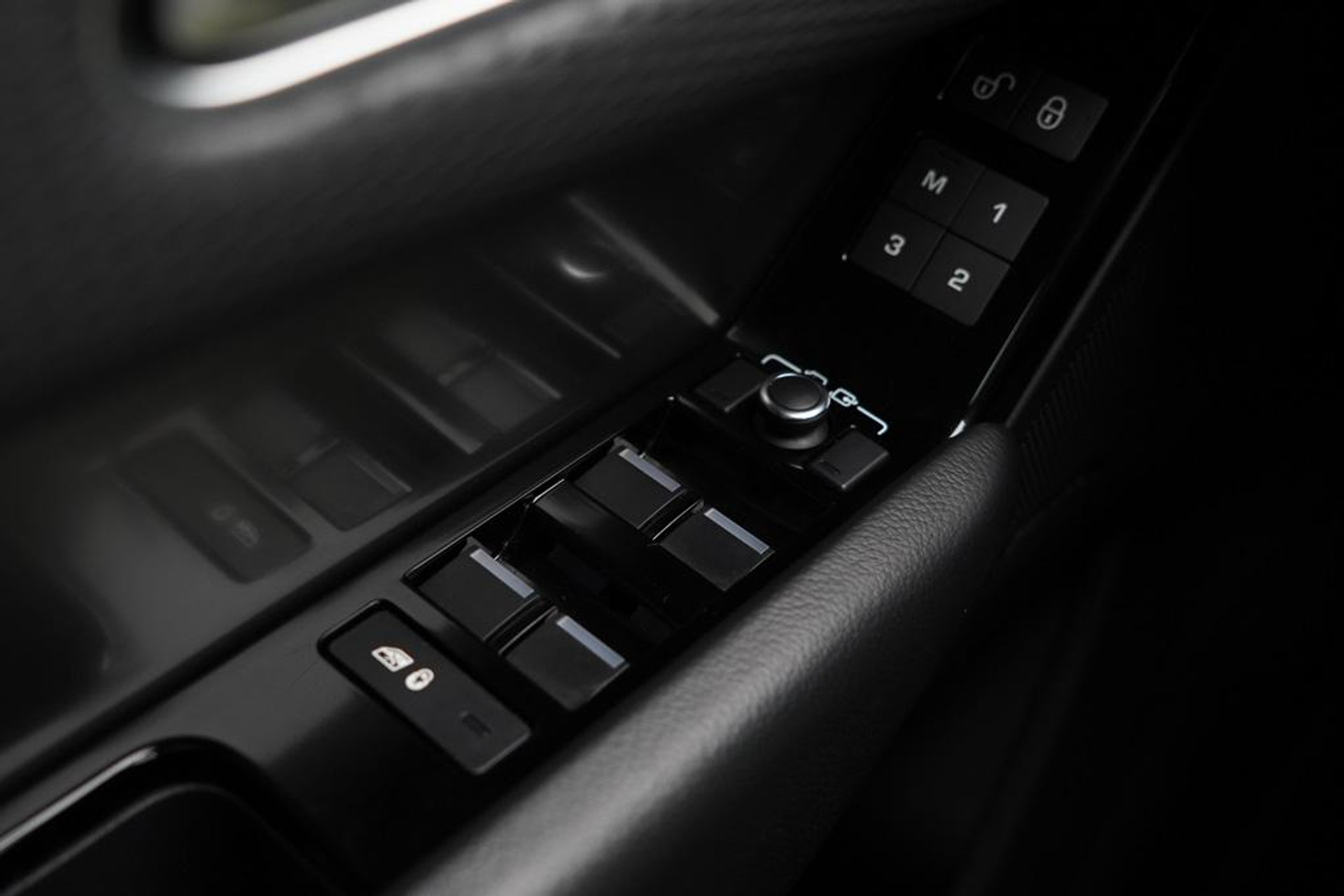 43117871-14.jpg